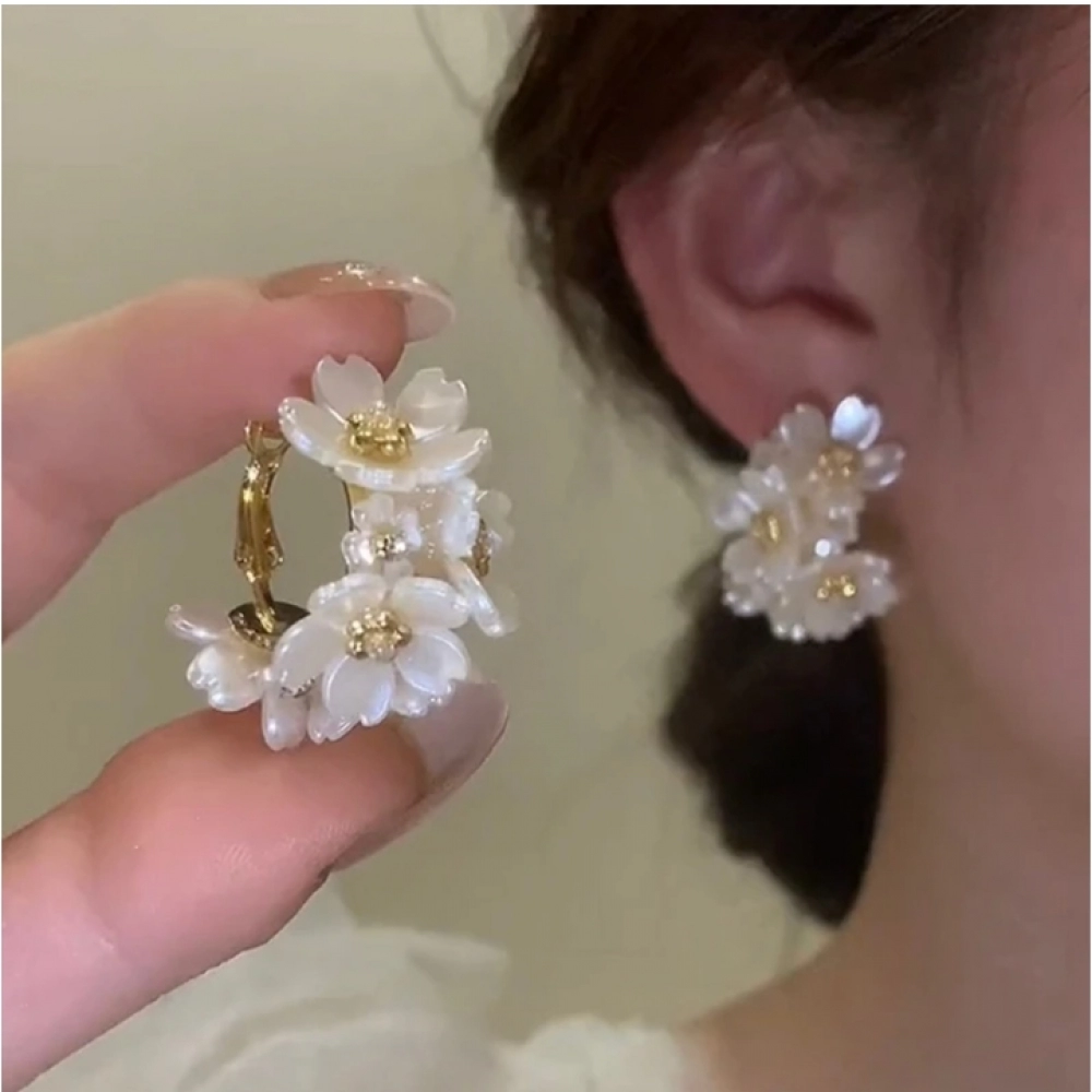 Fashion White Shell Flower Pearl Hoop Earrings for Women Korean Elegant Temperament Zircon Earrings Jewelry