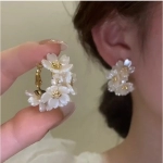 Fashion White Shell Flower Pearl Hoop Earrings for Women Korean Elegant Temperament Zircon Earrings Jewelry