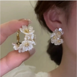 Fashion White Shell Flower Pearl Hoop Earrings for Women Korean Elegant Temperament Zircon Earrings Jewelry