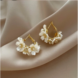 Fashion White Shell Flower Pearl Hoop Earrings for Women Korean Elegant Temperament Zircon Earrings Jewelry